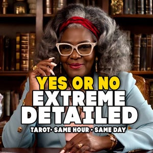 Puede incluir: Una mujer con cabello gris y una diadema roja con gafas. La imagen tiene texto que dice "YES OR NO EXTREME DETAILED" y "TAROT SAME HOUR SAME DAY". La mujer lleva una blazer azul y joyas doradas.