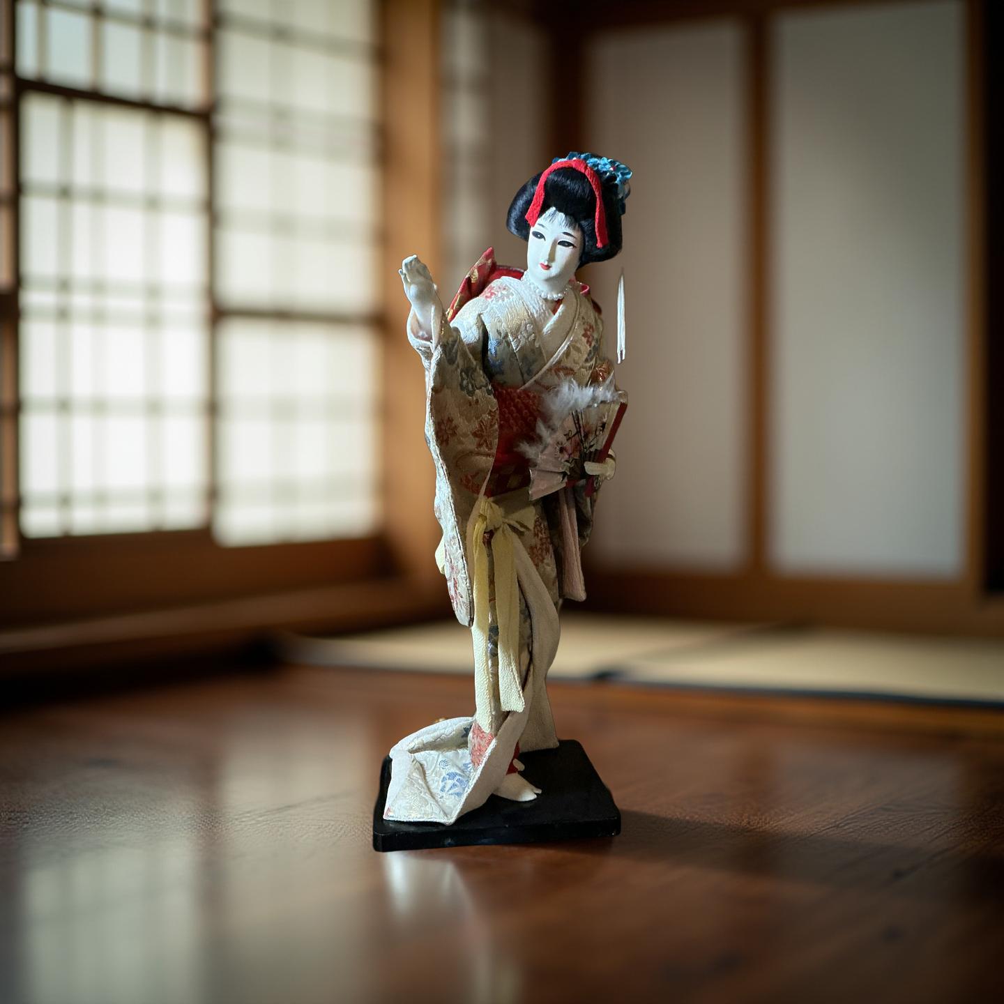 シルク芸者人形：日本の着物、扇子、木製の台座 - Etsy 日本