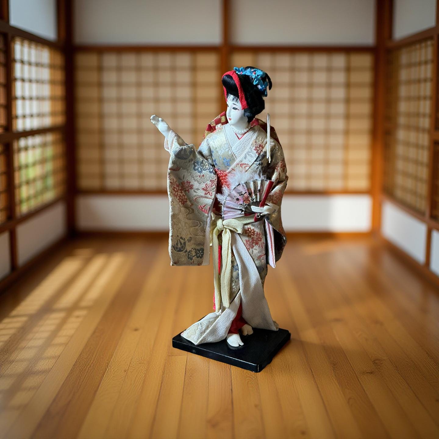 シルク芸者人形：日本の着物、扇子、木製の台座 - Etsy 日本