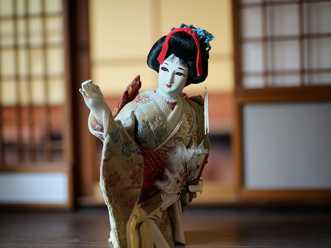 木製伝統的日本の置物 扇子を持つ人形 日本人形 芸妓 扇子付き 【公式通販】