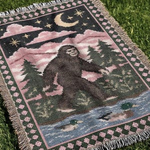 Bigfoot Webdecke | Chaotischer Boho Rosa Wandteppich | Folk Yeti Sasquatch Country Decke
