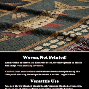 Puede incluir: Manta tejida con un dise&ntilde;o de pez en tonos verdes, marrones y rojos. La manta est&aacute; hecha de 100% algod&oacute;n y presenta un borde con flecos. El texto "Woven, Not Printed!" es visible en la imagen.