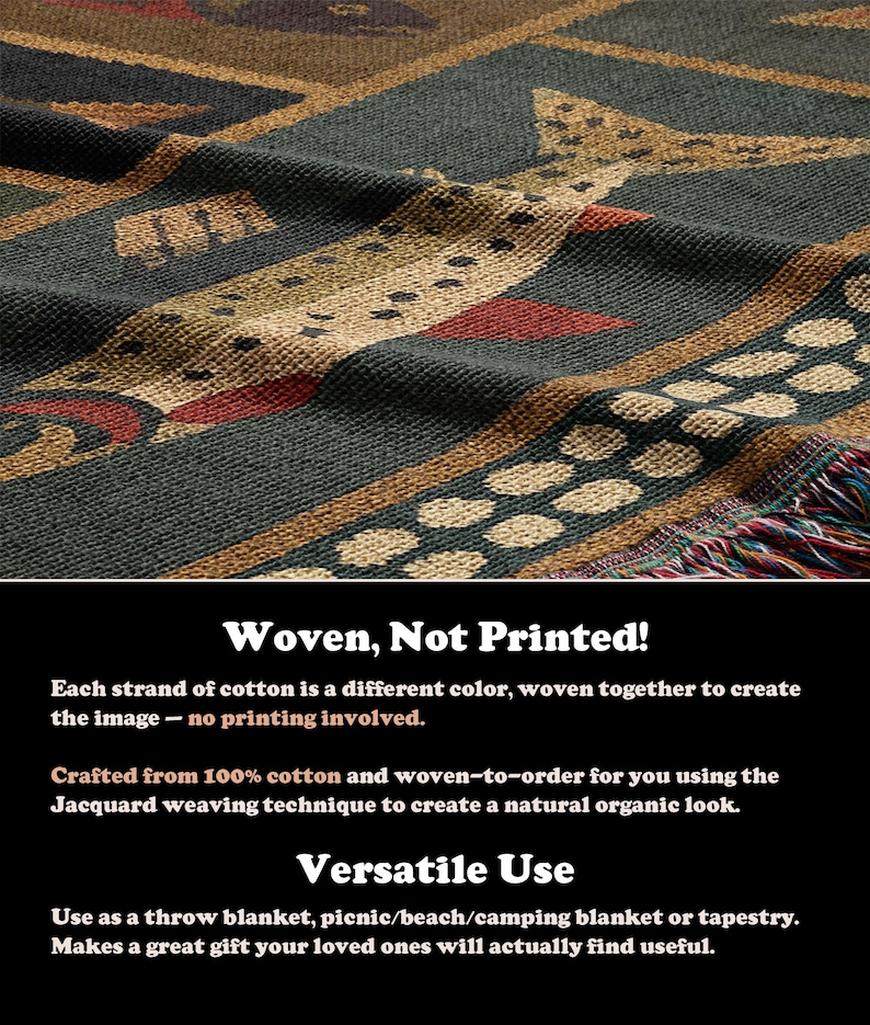 Puede incluir: Manta tejida con un dise&ntilde;o de pez en tonos verdes, marrones y rojos. La manta est&aacute; hecha de 100% algod&oacute;n y presenta un borde con flecos. El texto "Woven, Not Printed!" es visible en la imagen.