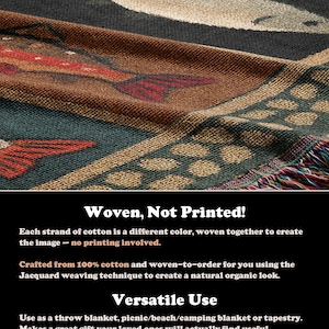 Puede incluir: Manta tejida con dise&ntilde;o de pez en tonos marrones, verdes y rojos. La manta est&aacute; hecha de 100% algod&oacute;n y presenta un borde con flecos. El texto "Woven, Not Printed!" es visible en la imagen.