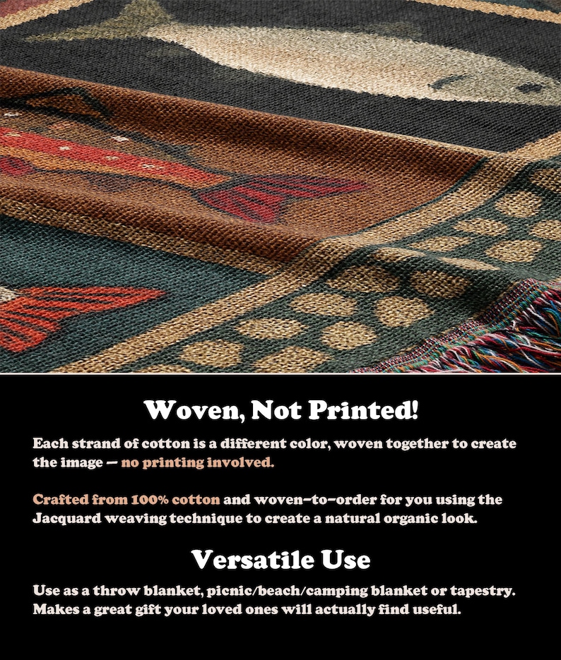 Puede incluir: Manta tejida con dise&ntilde;o de pez en tonos marrones, verdes y rojos. La manta est&aacute; hecha de 100% algod&oacute;n y presenta un borde con flecos. El texto "Woven, Not Printed!" es visible en la imagen.