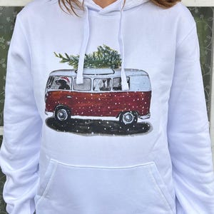 Bio Hoodie VW Bus Weihnachten, handgemalter roter Weihnachtsbus mit Tannenbaum , Kuscheliger Winter Pulli, Vintage Van- Organic Basic Hoodie