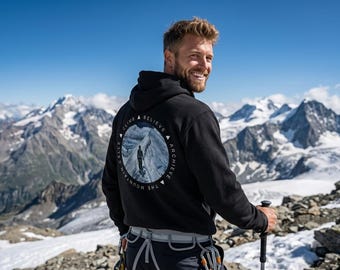 Bergsteiger Bio-Baumwolle Sweatshirt | Berge Wandern Pullover | Handgemaltes Berg Motiv Canvas Kunst | Outdoor Geschenk Herren Damen