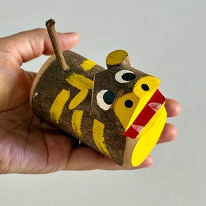 Vintage Kokonoe Mingei Tiger Figur aus Holz: Handbemalte japanische Volkskunst