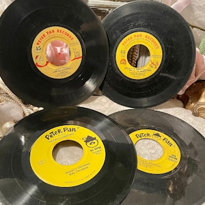 4  Christmas Peter Pan Vinyl 45 records SNOOPY Great Titles !