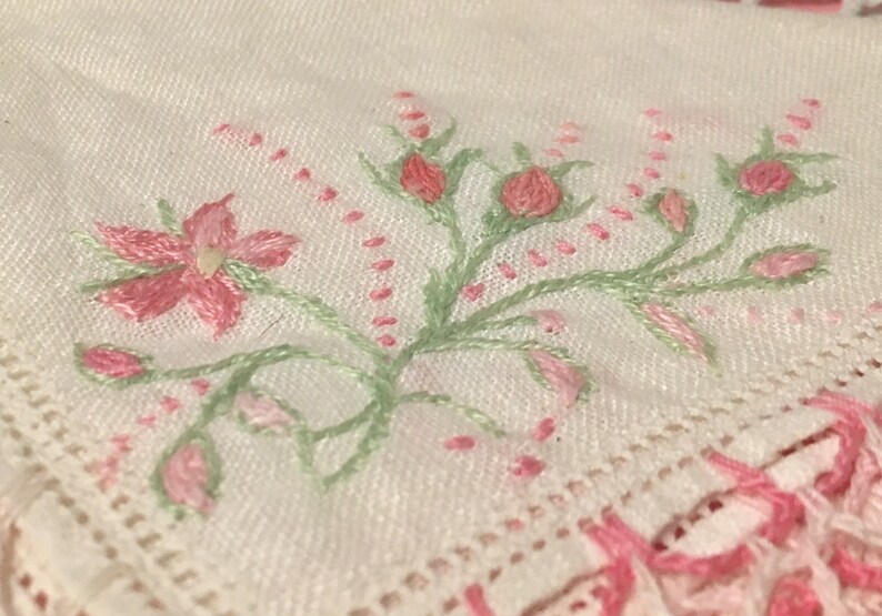 Pink Tiny Rosebuds onWhite Vintage Hanky ~ Ombre pink Crochet Scalloped Trim ~Handkerchief NOS