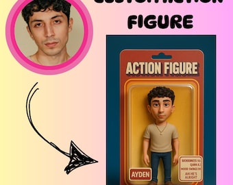 Puede incluir: Figura de acción personalizada de una persona con una camiseta color beige y vaqueros azules, empaquetada en un blíster de estilo retro. El paquete dice "ACTION FIGURE" e incluye el nombre "AYDEN". La figura tiene un diseño de cabeza oscilante.