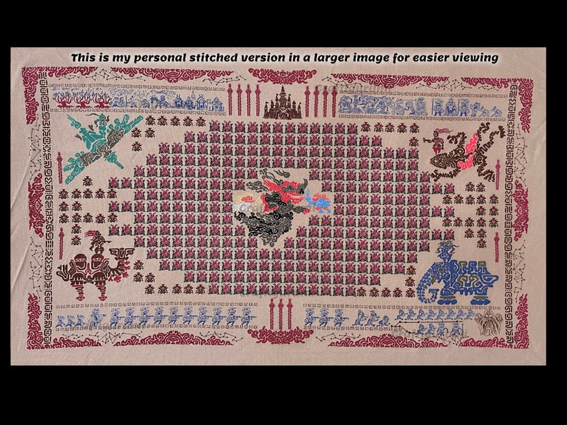 Op de afbeelding: Een beige tapijt met een gedetailleerd ontwerp van een kasteel in het midden, omringd door verschillende wezens en symbolen. Het tapijt heeft een rode en blauwe rand.