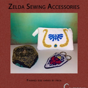 Op de afbeelding: Drie Zelda-thema naaiaccessoires: een gouden en blauwe ritszak met het Triforce-symbool, een zwart naaldkussen met gouden borduurwerk en een paarse en zilveren naaldhouder met het Triforce-symbool. De afgewerkte maat varieert per stuk.