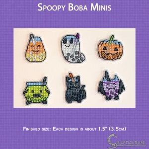 Op de afbeelding: Zes verschillende Halloween-thema cross-stitch patronen voor boba-thee. Elk patroon is ongeveer 1,5 inch (3,5 cm) groot. De patronen omvatten een spook, een pompoen, een ketel, een kat, een vleermuis en een candy corn boba-thee.