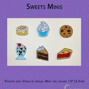 Puede incluir: Seis parches de fieltro bordados con diferentes dulces, incluyendo un cupcake, una galleta, un helado sundae, una rebanada de pastel y una tarta. Los parches tienen un diámetro de aproximadamente 3,8 cm. "SWEETS MINIS" y "FINISHED SIZE: VARIES BY DESIGN. MOST ARE AROUND 1.5" (3.2CM)" están escritos debajo de los parches. "RAFTIGURUMI" está escrito debajo del texto.