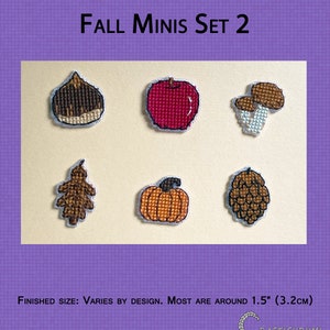 Può includere: Un set di sei mini ornamenti a punto croce con temi autunnali. Gli ornamenti includono una mela rossa, una ghianda marrone, un fungo marrone, una foglia marrone, una zucca arancione e una pigna marrone. Gli ornamenti hanno un diametro di circa 3,8 cm.
