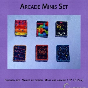 Könnte beinhalten: Satz von sechs Mini-Kreuzstich-Stickmustern mit Retro-Arcade-Spieldesigns. Die Designs umfassen Pac-Man, Tetris, ein Labyrinthspiel, ein Spiel mit einem Preis von 25 Cent und zwei weitere Arcade-Spiele. Die fertige Größe jedes Designs beträgt etwa 1,5 Zoll (3,2 cm).