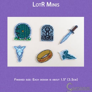 Peut inclure: Six petits motifs de point de croix inspirés du Seigneur des Anneaux. Les motifs comprennent l'Anneau Unique, la porte de la Comté, une épée, une feuille, un arbre et une tête de cheval. Chaque motif mesure environ 1,5 pouce (3,5 cm).