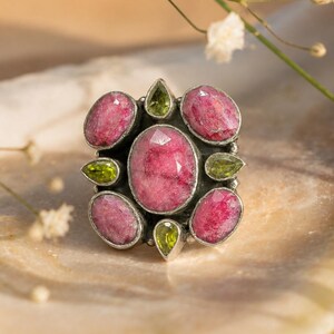 Bague en argent 925 ornée d'un rubis brut et d'un péridot, une bague ornée de pierres précieuses remarquables