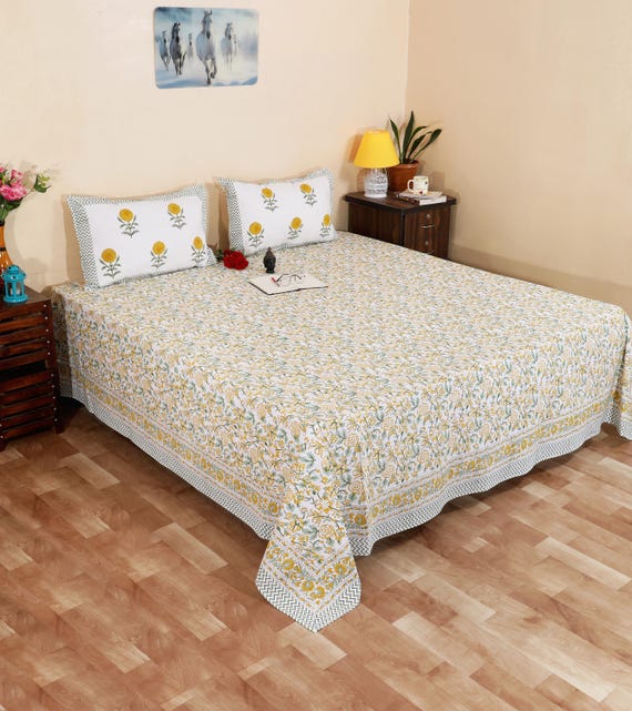 Gelbes, handbedrucktes Baumwollbettlaken mit Blumenmuster | Kingsize- Bettlaken aus 100 % Baumwolle inklusive Kissenbezügen | Handgefertigte indische Bettwäsche aus Jaipur