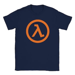 Peut inclure: T-shirt bleu marine avec un symbole lambda orange dans un cercle. Le t-shirt à manches courtes est en matière douce et convient aux tenues décontractées. Le motif est centré sur le devant du t-shirt.