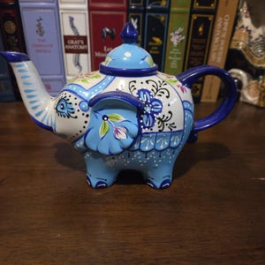 Ręcznie malowany ceramiczny czajniczek w kształcie słonia