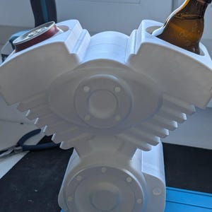 Può includere: Una tazza di ceramica bianca con manico nero e la scritta "But First, Coffee" in grassetto nero. La tazza è posta su uno sfondo sfocato, che suggerisce un'atmosfera accogliente.