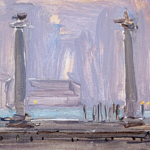 K&ouml;nnte beinhalten: Ein impressionistisches Gem&auml;lde einer Uferszene. Zwei hohe, graue S&auml;ulen mit dekorativen Aufs&auml;tzen stehen im Mittelpunkt. Das Gem&auml;lde verwendet eine ged&auml;mpfte Farbpalette aus Grau, Blau und Gelb, die D&auml;mmerung oder Morgend&auml;mmerung suggeriert.