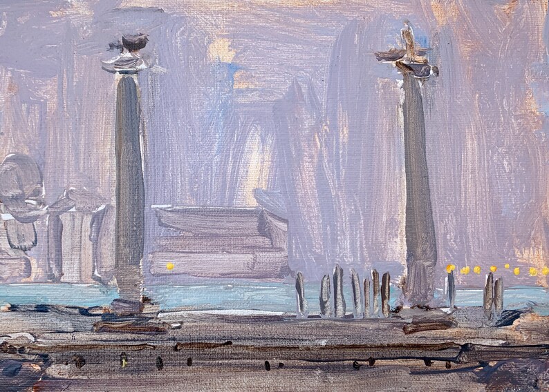 K&ouml;nnte beinhalten: Ein impressionistisches Gem&auml;lde einer Uferszene. Zwei hohe, graue S&auml;ulen mit dekorativen Aufs&auml;tzen stehen im Mittelpunkt. Das Gem&auml;lde verwendet eine ged&auml;mpfte Farbpalette aus Grau, Blau und Gelb, die D&auml;mmerung oder Morgend&auml;mmerung suggeriert.