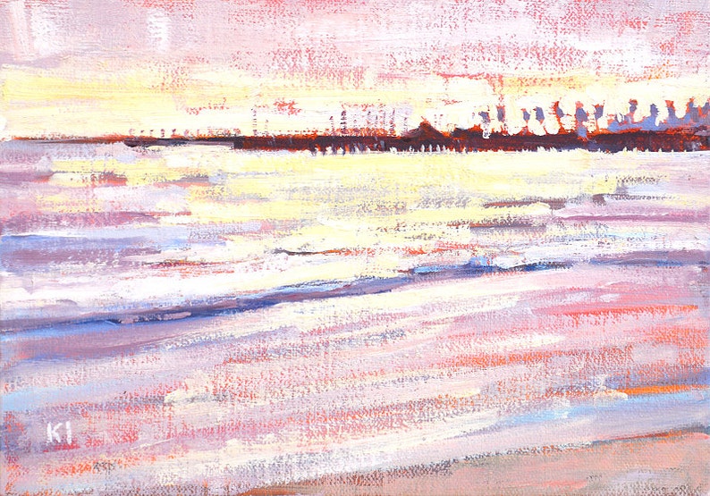 Puede incluir: Pintura abstracta de un paisaje con una puesta de sol sobre el agua. La obra presenta una paleta de tonos rosas, amarillos y azules, con pinceladas visibles que crean textura. El horizonte es una silueta oscura.