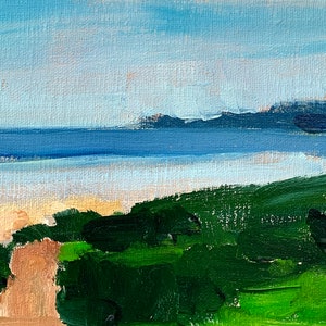 Puede incluir: Una pintura de paisaje impresionista que representa una escena costera. La obra presenta un cielo azul claro con nubes, un oc&eacute;ano azul oscuro y una playa de arena. El follaje verde y las colinas oscuras completan la escena.