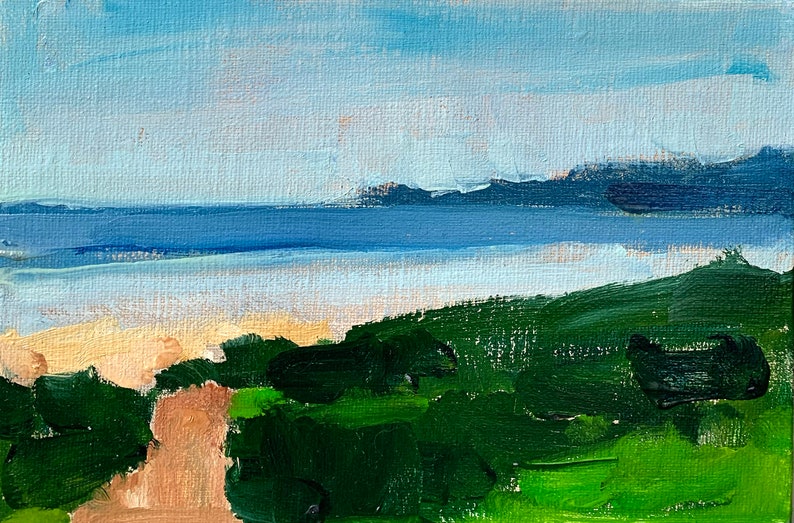 Puede incluir: Una pintura de paisaje impresionista que representa una escena costera. La obra presenta un cielo azul claro con nubes, un oc&eacute;ano azul oscuro y una playa de arena. El follaje verde y las colinas oscuras completan la escena.