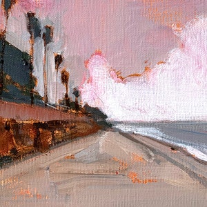 Puede incluir: Pintura al &oacute;leo original de una escena costera. La obra representa una playa con una carretera, palmeras y un cielo nublado rosa y blanco. La pintura utiliza una paleta de colores apagados, incluyendo gris, marr&oacute;n y rosa.