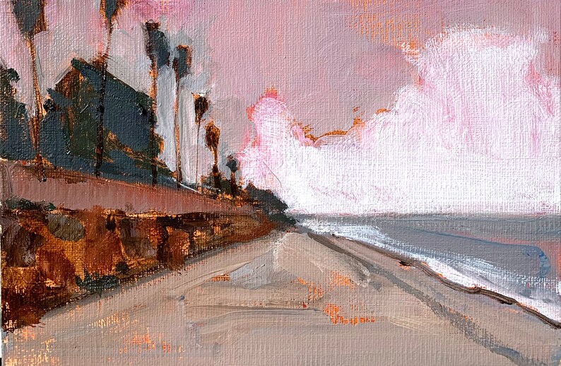 Puede incluir: Pintura al &oacute;leo original de una escena costera. La obra representa una playa con una carretera, palmeras y un cielo nublado rosa y blanco. La pintura utiliza una paleta de colores apagados, incluyendo gris, marr&oacute;n y rosa.