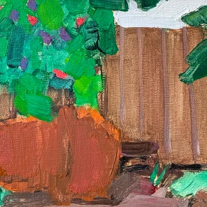 K&ouml;nnte beinhalten: Abstraktes Gem&auml;lde mit einer Gartenszene. Es zeigt einen braunen Zaun, &uuml;ppiges gr&uuml;nes Laub und Farbtupfer in Rot und Lila. Die Pinselstriche sind sichtbar, und die Leinwand hat eine strukturierte Oberfl&auml;che.