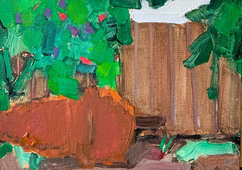 K&ouml;nnte beinhalten: Abstraktes Gem&auml;lde mit einer Gartenszene. Es zeigt einen braunen Zaun, &uuml;ppiges gr&uuml;nes Laub und Farbtupfer in Rot und Lila. Die Pinselstriche sind sichtbar, und die Leinwand hat eine strukturierte Oberfl&auml;che.