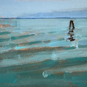 K&ouml;nnte beinhalten: Abstrakte Seelandschaftsmalerei in Blau- und T&uuml;rkist&ouml;nen. Das Kunstwerk zeigt einen ruhigen Ozean mit einer dunklen, vertikalen Form in der Mitte, m&ouml;glicherweise ein Pier oder eine Boje. Der Himmel ist hellblau und schafft eine ruhige Atmosph&auml;re.