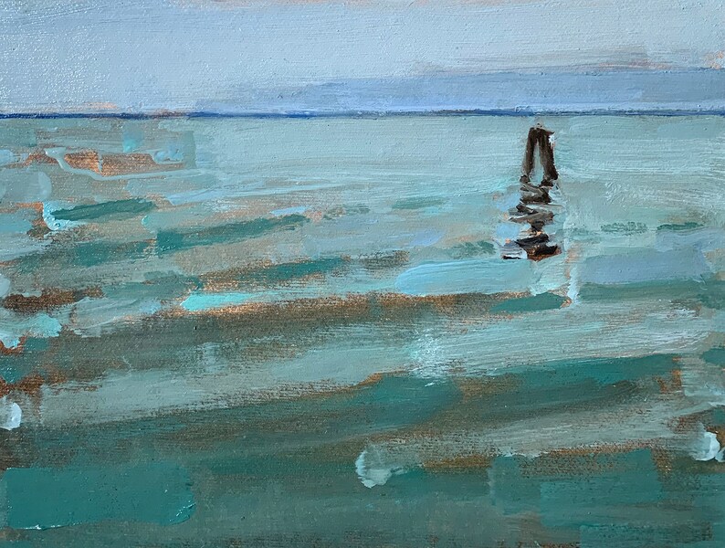 K&ouml;nnte beinhalten: Abstrakte Seelandschaftsmalerei in Blau- und T&uuml;rkist&ouml;nen. Das Kunstwerk zeigt einen ruhigen Ozean mit einer dunklen, vertikalen Form in der Mitte, m&ouml;glicherweise ein Pier oder eine Boje. Der Himmel ist hellblau und schafft eine ruhige Atmosph&auml;re.