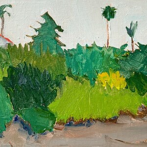 K&ouml;nnte beinhalten: Ein impressionistisches Landschaftsgem&auml;lde mit einem kleinen wei&szlig;en Haus mit rotem Dach, eingebettet in &uuml;ppiges gr&uuml;nes Laub und ein paar Palmen. Das Kunstwerk verwendet eine Palette aus Gr&uuml;n-, Gelb- und Wei&szlig;t&ouml;nen, wobei sichtbare Pinselstriche einen strukturierten Effekt erzeugen.