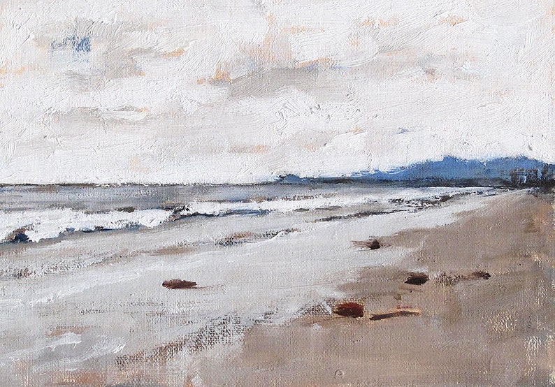 Puede incluir: Pintura al &oacute;leo de una escena de playa con cielo nublado. La obra presenta una playa de arena, olas del oc&eacute;ano y una costa distante. La paleta de colores incluye tonos de blanco, gris, azul y marr&oacute;n.