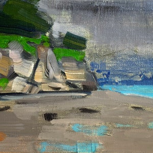 Puede incluir: Pintura al &oacute;leo de un paisaje costero. La obra representa una playa con un mar azul claro bajo un cielo nublado. El primer plano muestra una playa arenosa, con acantilados rocosos y follaje verde a la izquierda.