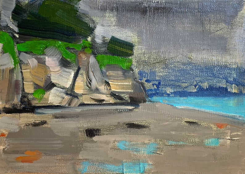 Puede incluir: Pintura al &oacute;leo de un paisaje costero. La obra representa una playa con un mar azul claro bajo un cielo nublado. El primer plano muestra una playa arenosa, con acantilados rocosos y follaje verde a la izquierda.