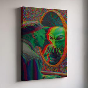 Op de afbeelding: Een canvas print toont een groene figuur met een pet die in een spiegel kijkt, waarin een groene alien wordt weerspiegeld. Het kunstwerk gebruikt een levendig, psychedelisch kleurenschema met rode, blauwe en groene tinten. De spiegel heeft een gouden lijst.