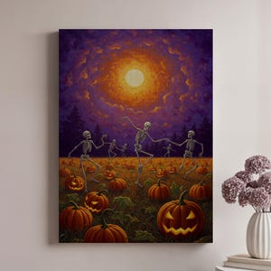Puede incluir: Una impresión en lienzo con temática de Halloween que presenta esqueletos bailando en un campo de calabazas bajo la luna llena. La obra de arte tiene una paleta de colores vibrantes de naranja, morado y verde, con calabazas talladas y siluetas de árboles.