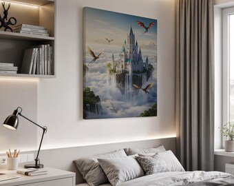 Könnte beinhalten: Leinwanddruck mit einem Fantasy-Schloss, das über den Wolken schwebt, mit Wasserfällen. Drachen fliegen um das Schloss mit weißen Mauern und blauen Akzenten. Das Kunstwerk wird in einem Schlafzimmer gezeigt.