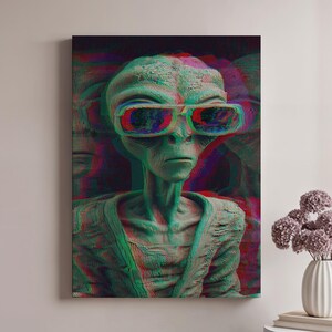 Puede incluir: Impresión en lienzo de un alienígena verde con gafas 3D. La imagen tiene un efecto de capas con tonos rojos y azules, creando una estética retro de ciencia ficción. El alienígena tiene una expresión seria. Una obra de arte única.