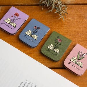 Segnalibro magnetico in pelle, con fiore e nome del mese di nascita, fermapagina personalizzato in pelle, regalo per amanti dei libri, accessorio per lettori, regalo per la festa della mamma