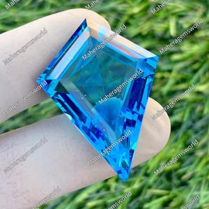 Pietra preziosa sciolta di topazio blu svizzero da 60 carati a forma di aquilone, grande gioiello geometrico di grande impatto.