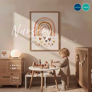 Puede incluir: Una maqueta de guardería con una impresión artística de arcoíris enmarcada y corazones. Un niño juega con bloques de madera en una mesa pequeña. También se ven una cuna de madera y una cómoda con una lámpara con diseño de zorro. Incluye el texto "Nursery Frame Mockup".
