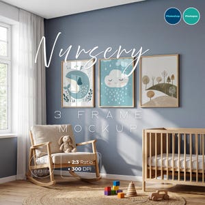 Op de afbeelding: Een kinderkamer-mockup met drie ingelijste kunstprints met grillige illustraties van een walvis, wolk en bomen. Een houten schommelstoel met een knuffel, een wieg en speelgoed staan op de voorgrond. De tekst "Nursery" en "3 FRAME MOCKUP" zijn zichtbaar.
